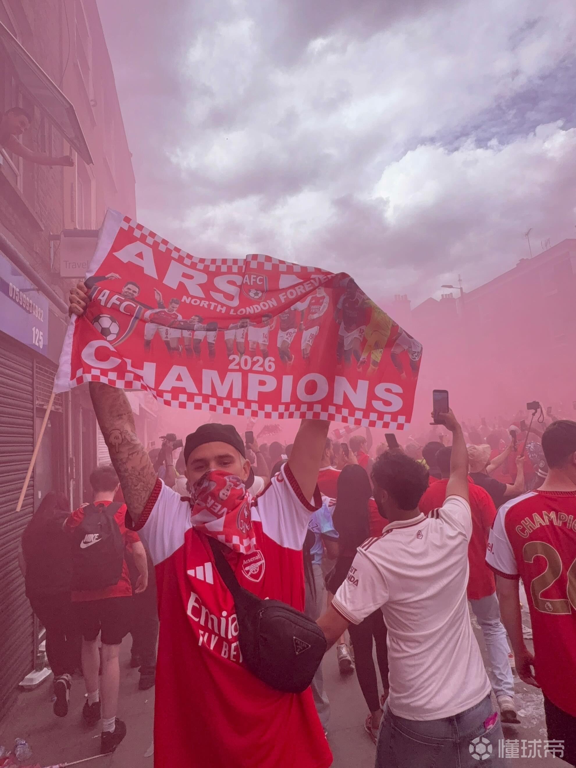 罗密欧-贝克汉姆参加阿森纳英超夺冠巡演，并在社媒配文：22年